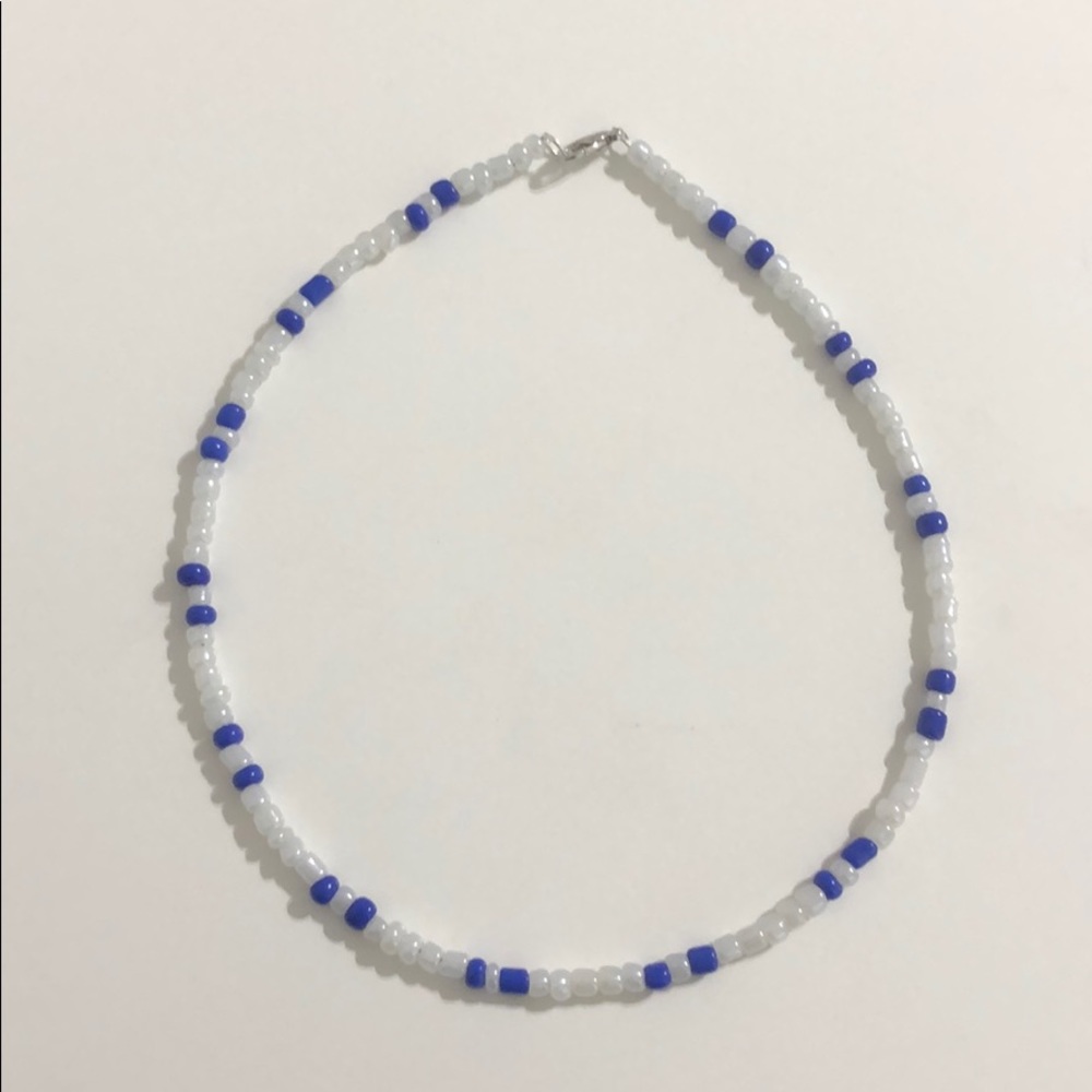 White and royal blue patterned beaded necklace